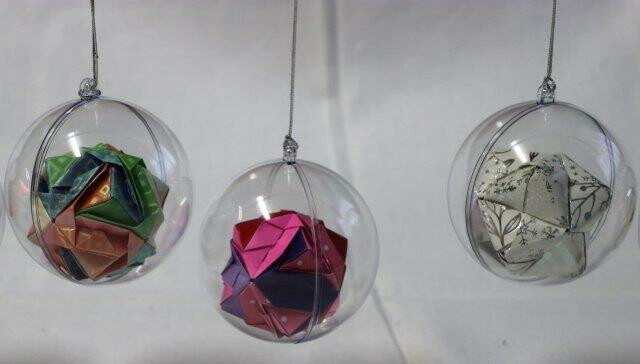 Origami kerstbal Hangertje €.2,50 Grootte: 8 cm doorsnee Doorzichtige