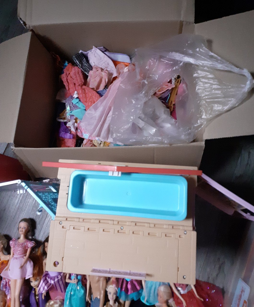 Barbie poppen ,huis, kleding, accessoires