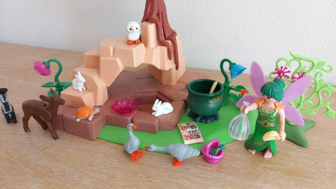 Playmobil heks bij kookpot met allerlei dieren setnr 5447