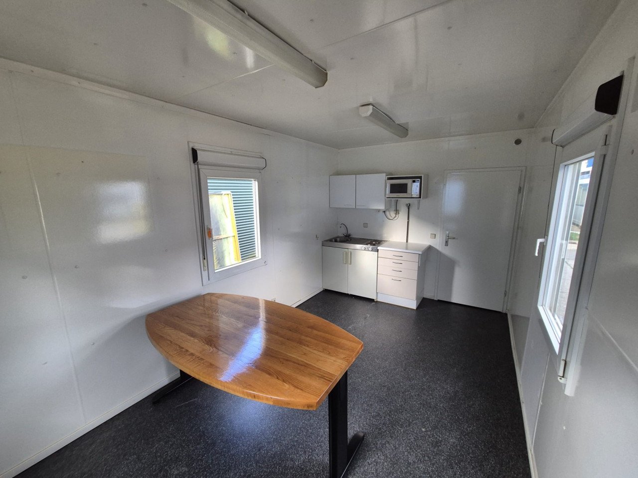 Bouwkeet / kantoorunit / directiekeet / woonunit 9x3m