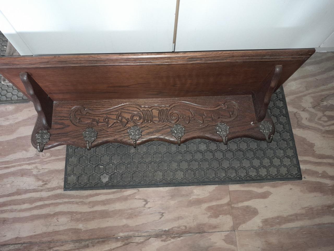 Z.g.a.n rotan en eikenhouten krantenbak, 2 x ouderwetse eiken kapstok,