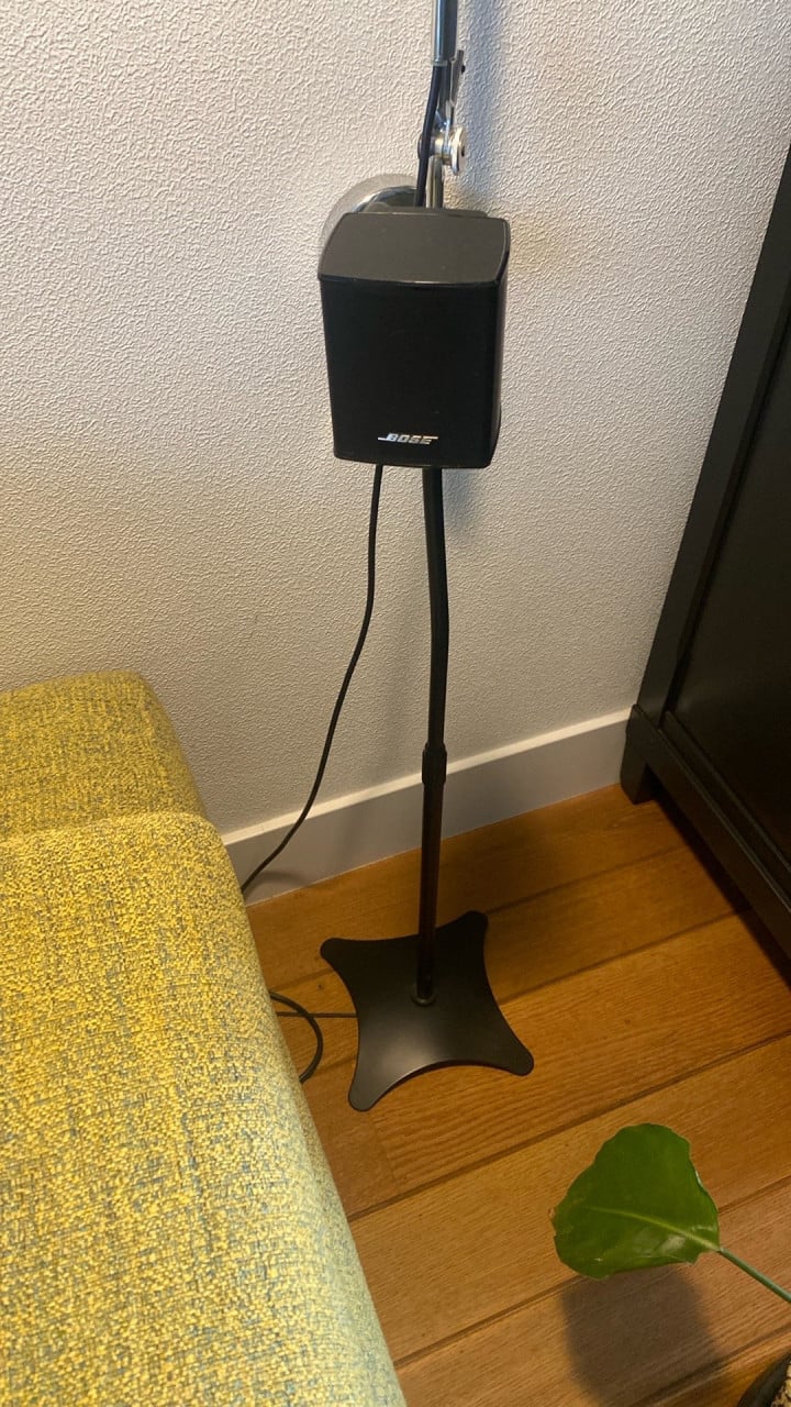 Samsung smart tv en Bose soundbar met subwoofer en rearspeakers