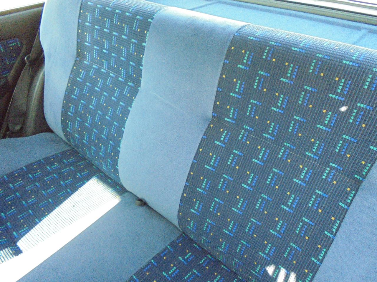 Peugeot 205 met een net interieur en kan gestart worden rijbare schade