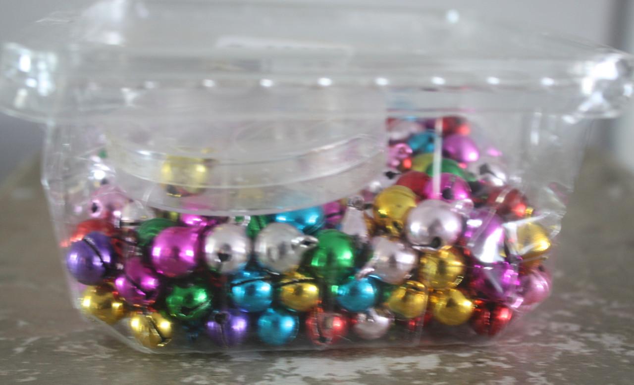 Metalen gekleurde kleine belletjes