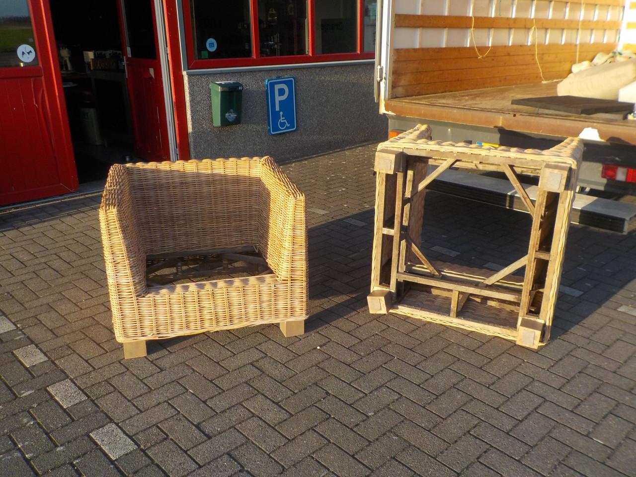 2 grote luxe rieten fauteuils met kussens in goede staat setprijs 135 euro