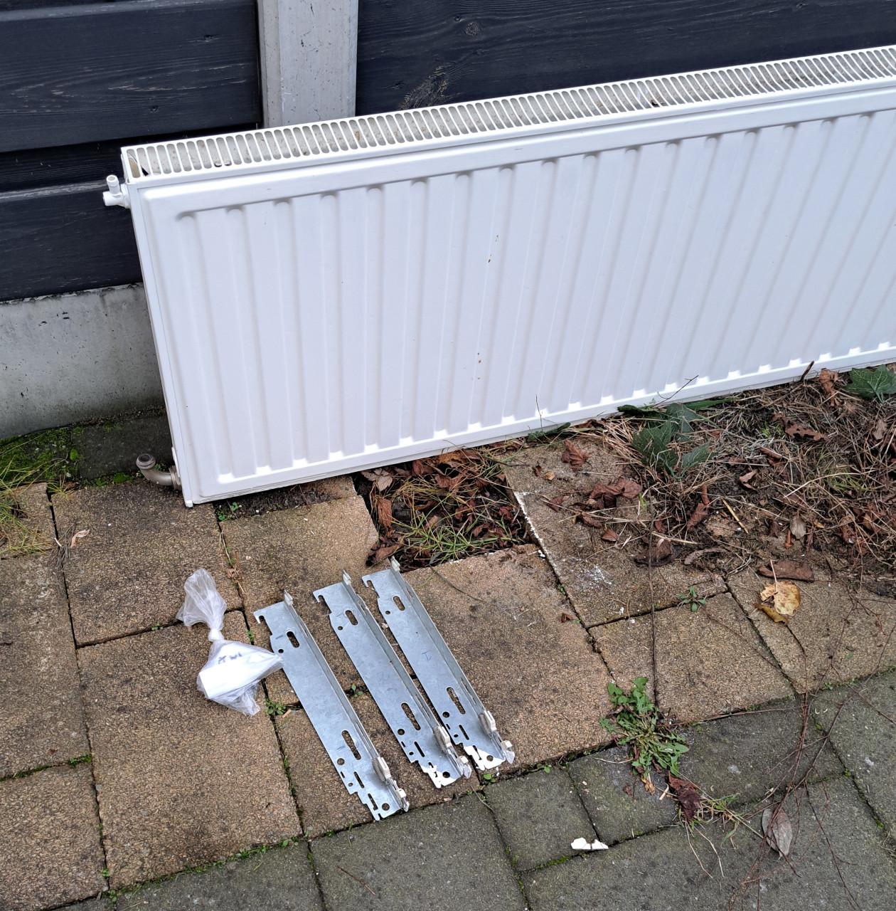 Radiator 210 x 46 cm + ophangbeugels