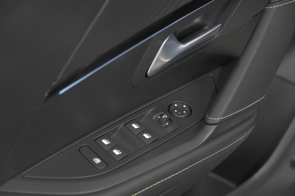 Peugeot 208 1.2 hybrid 145 e-dcs6 gt | alcantara pakket | camera | apple ca