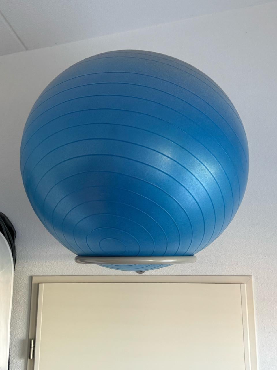 Blauwe fitnessbal (75 cm) met stevige wandhouder