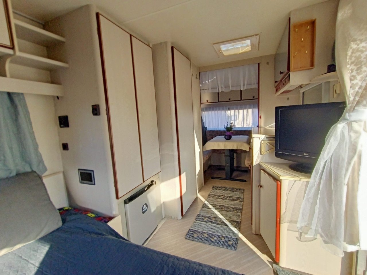 Gezinscaravan Knaus Sudwind 1990 met voortent en vast bed
