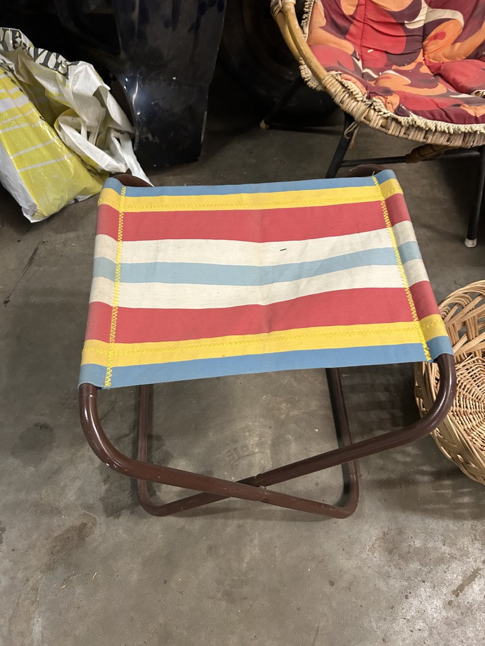 Brocante; rotan stoeltje, rookstoel, etc