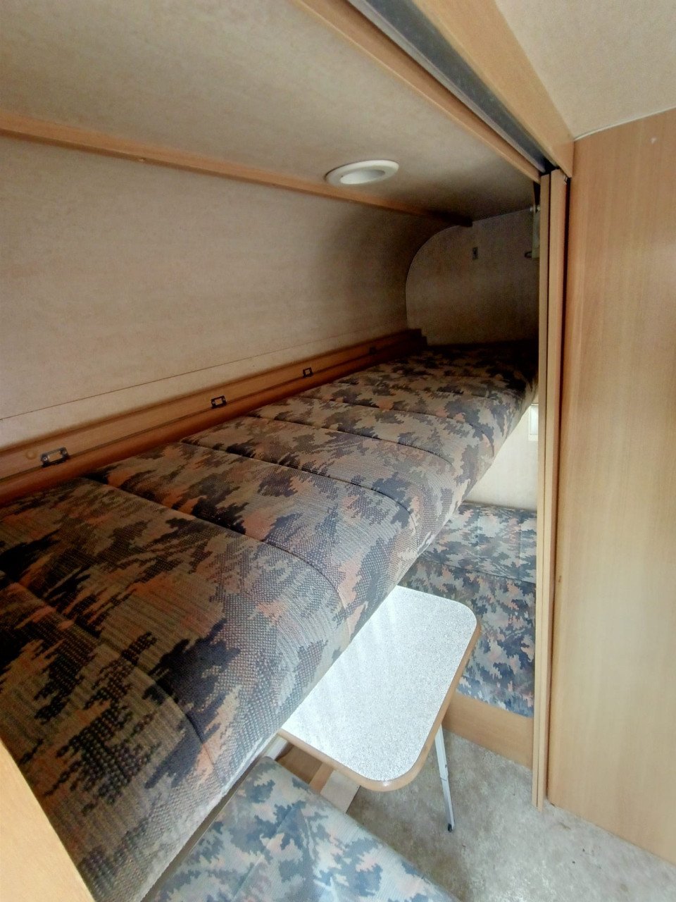 Mooi gezinscaravan Adria 440 , 1993 met orrigineel stapelbed, Tent ,uitbouw