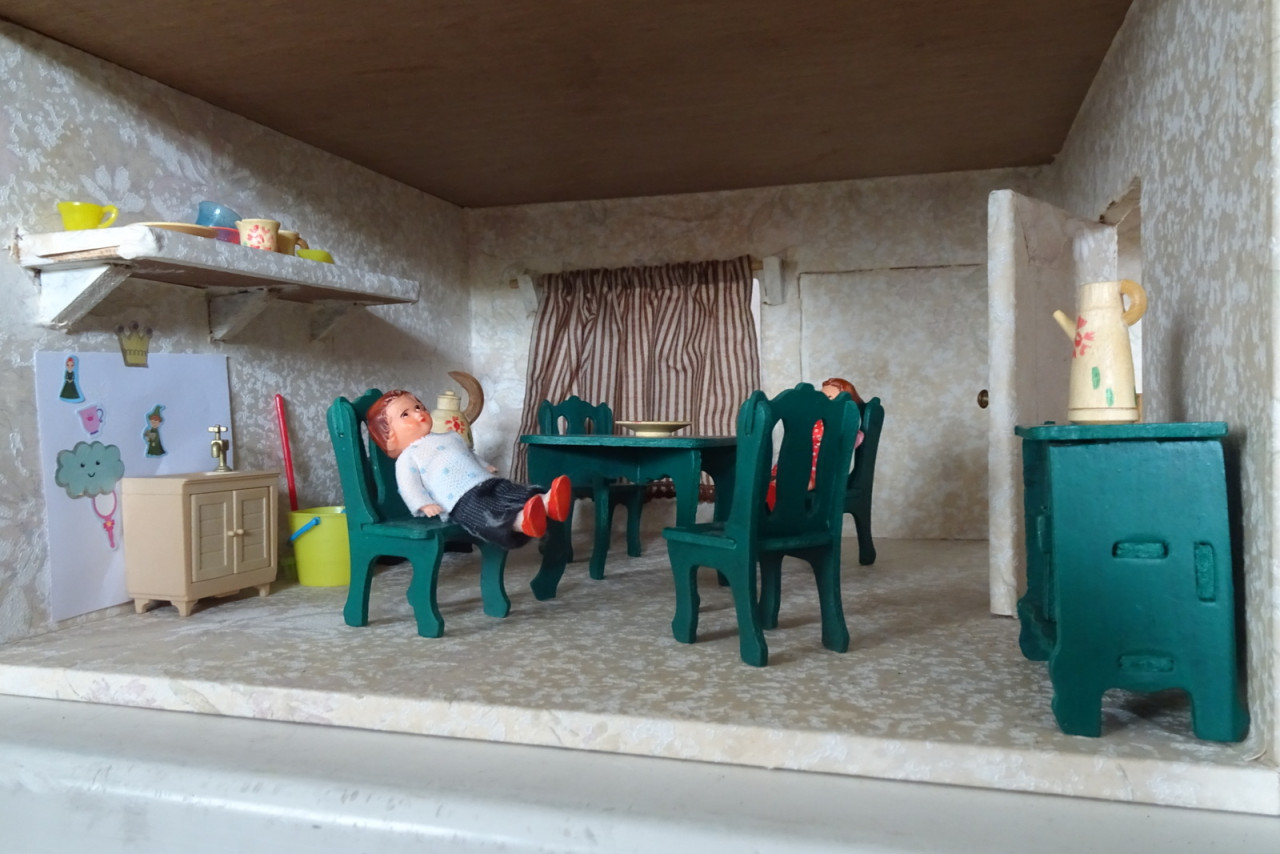 Poppenhuis met inrichting