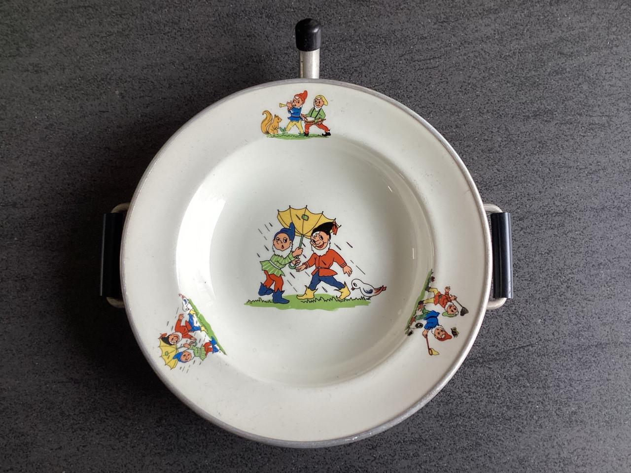 Vintage. Warmhoud kinderbordje met kabouter figuurtjes.