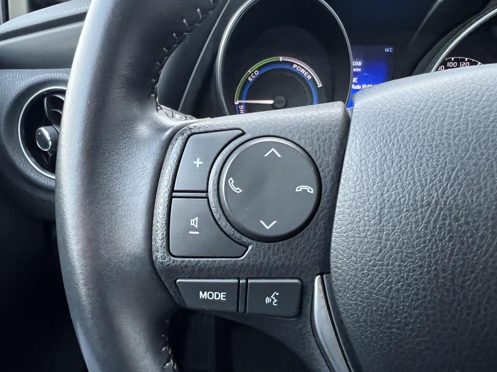 Toyota Auris 1.8 hybrid bus. pro