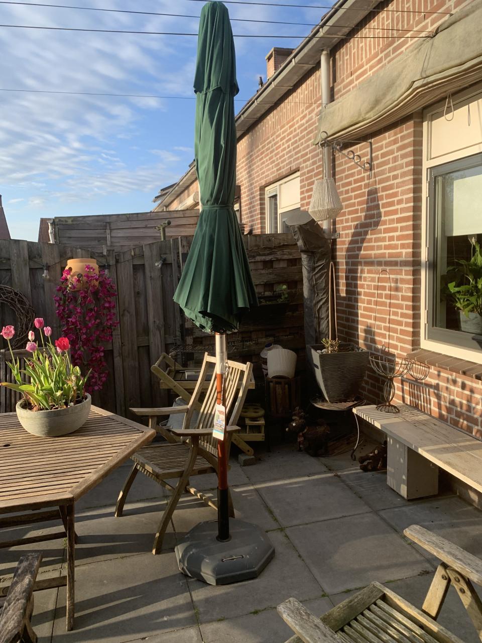 Gloednieuwe groene parasol met een diameter van 3 meter Met betonnen voet