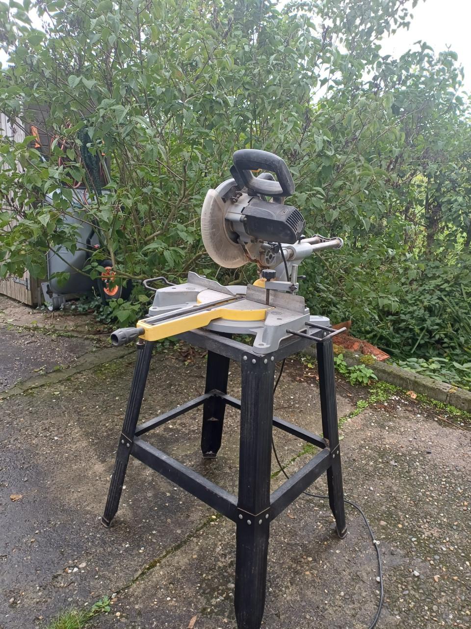 Afkort en verstekzaag op stevige.tafel