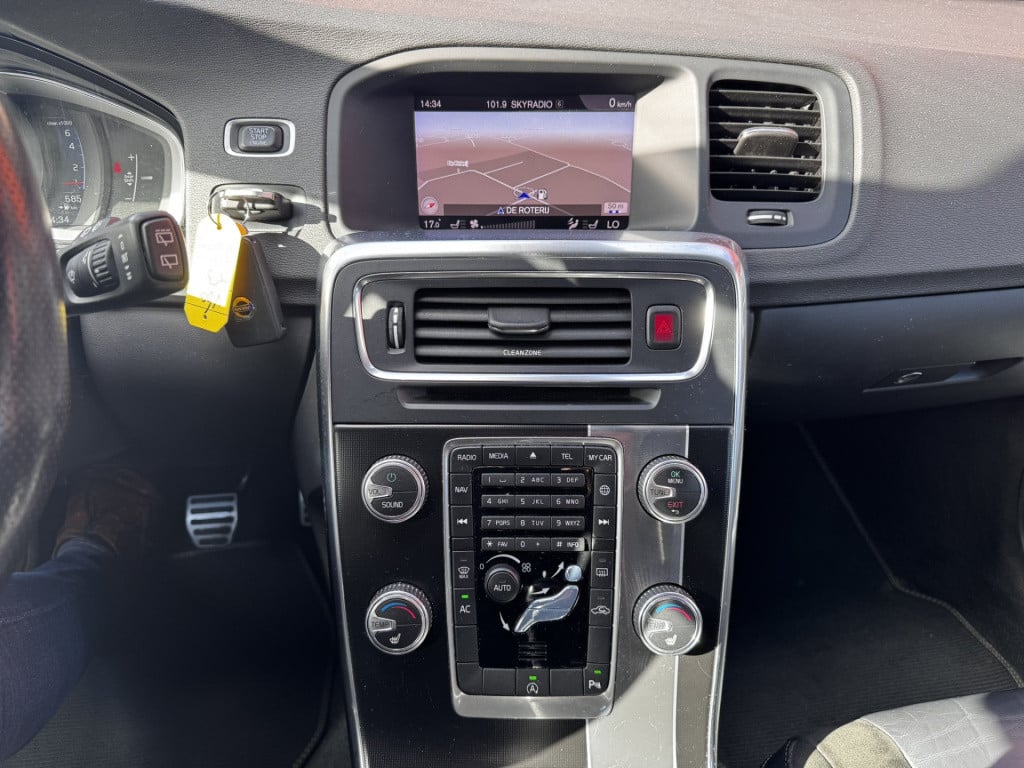 Volvo V60 2.0 t3 r-design | trekhaak | on-call | 18" lmv