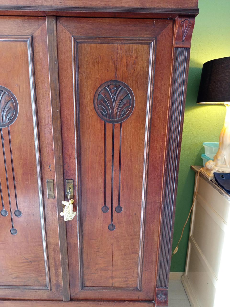 Antieke kast Karakteristieke Art Nouveau Linnenkast / Meidenkast