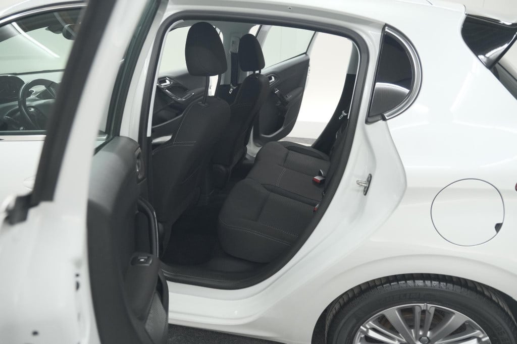 Peugeot 208 puretech 82 blue lease executive | parkeersensoren | navigatie 
