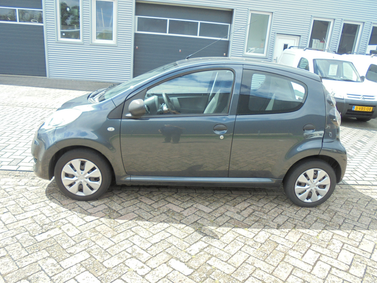 C1 Donker grijs 5 deur uitvoering nieuwe apk bij verkoop met N.A.P € 2850