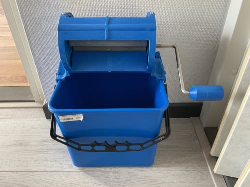 Emmer met vringer (hulpmiddel)