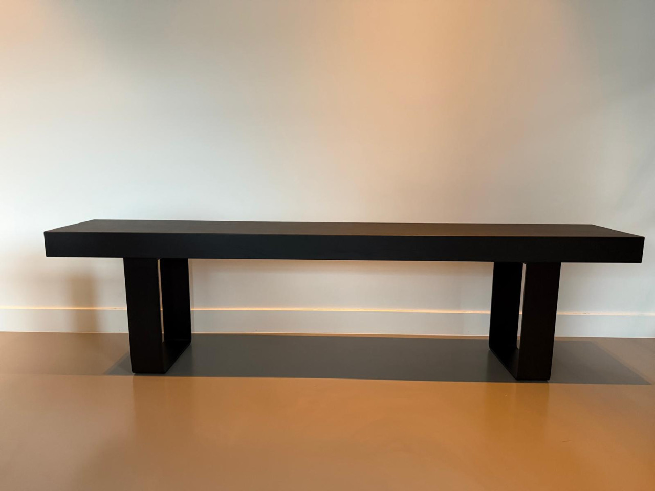 Zwart gebeitst eikenhouten bankje