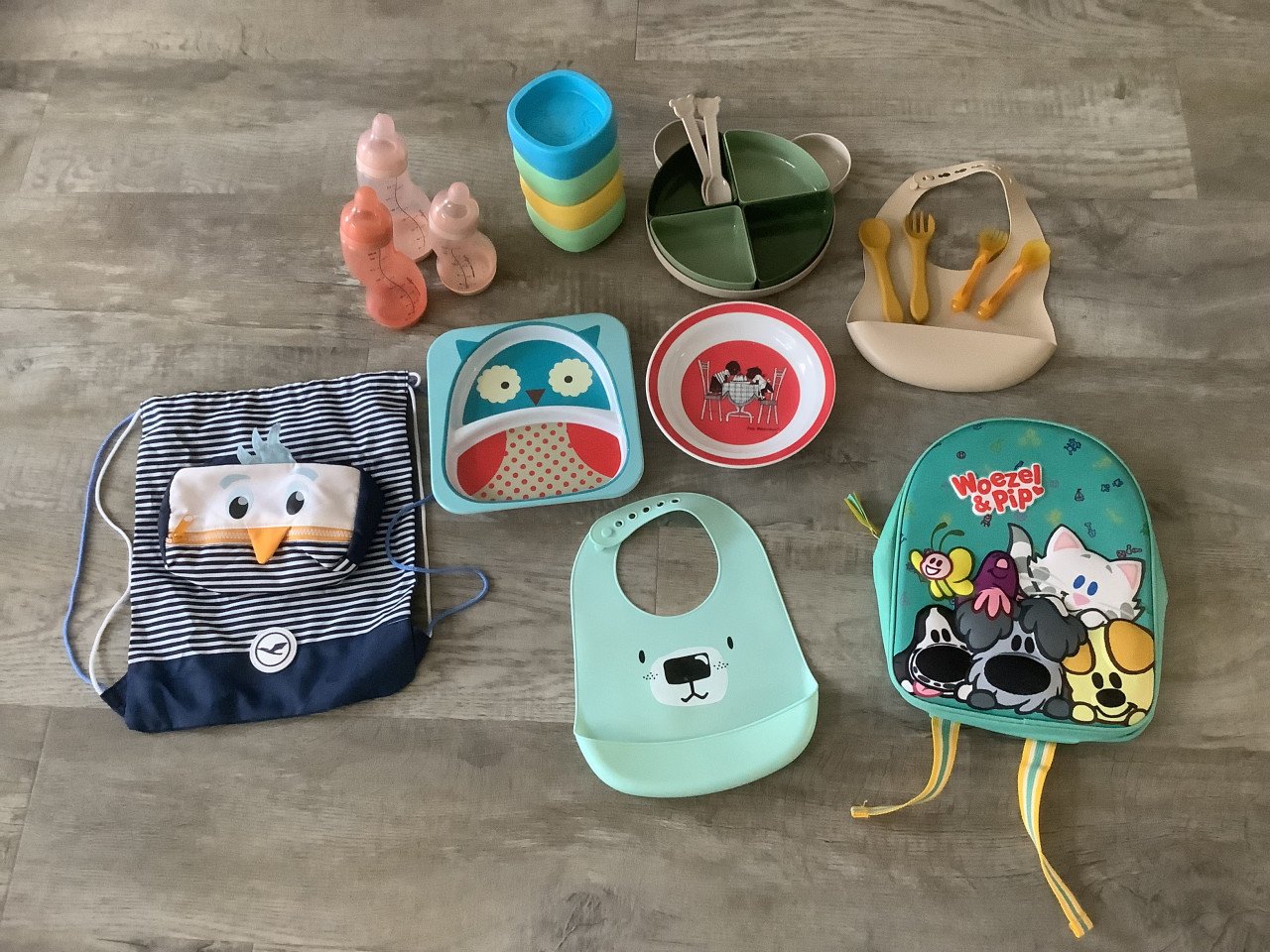 Baby/ Peuter: Bordjes, Lepels/Vorkjes, Slab, Flesjes, Ledikantverhoger etc.