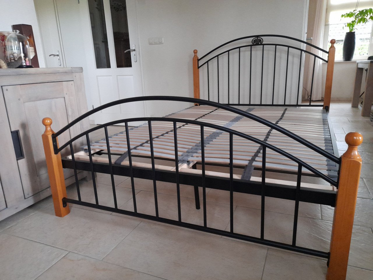 2P Bed 140 x 200 ( in goede nette staat)