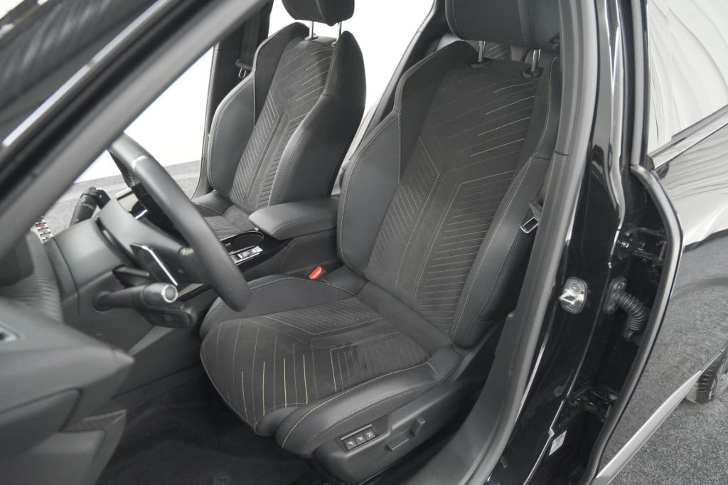 Peugeot 2008 puretech 130 eat8 gt | 360 camera | stoelmassage | adaptieve c
