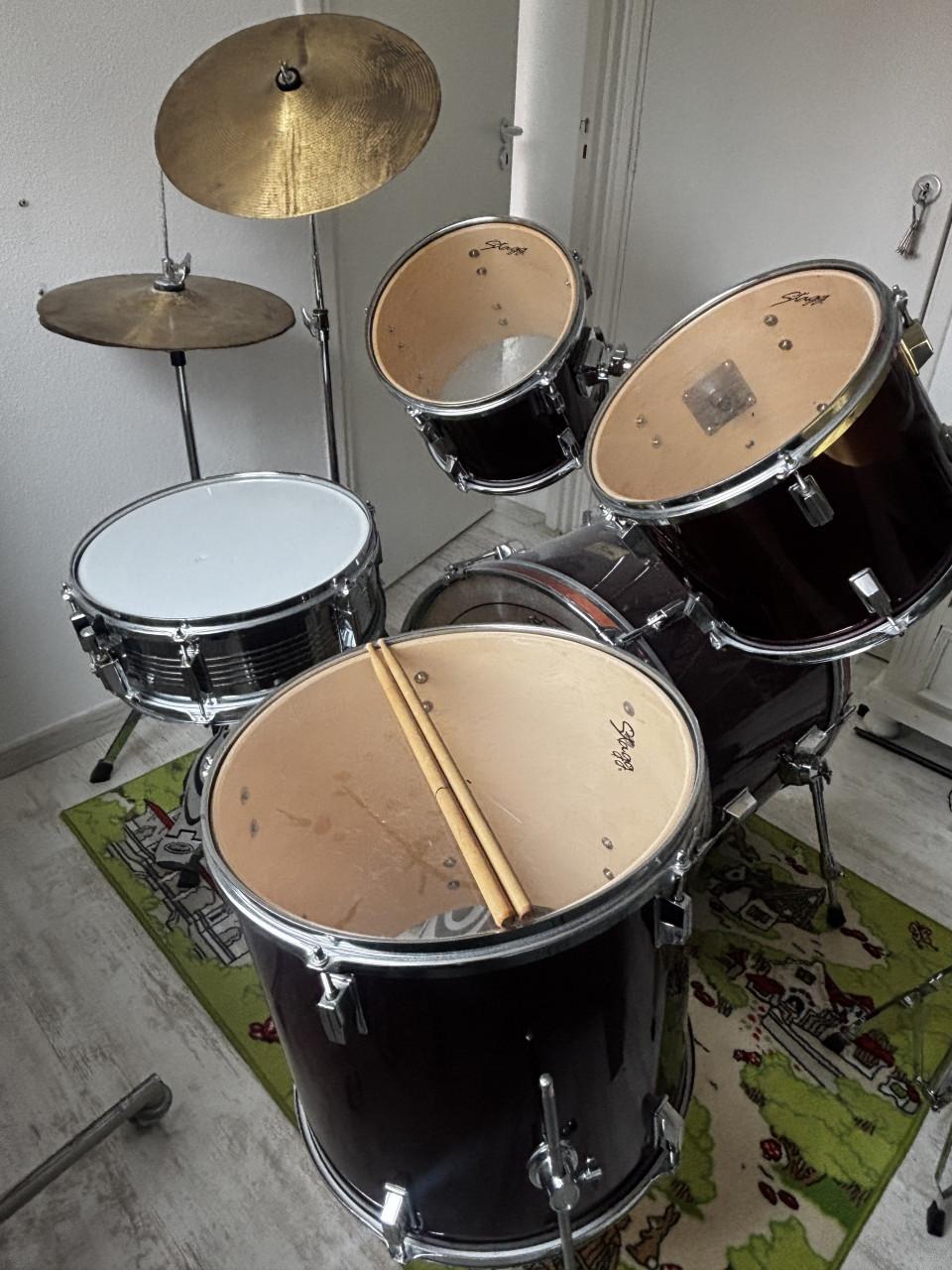 Compleet drumstel met bekkens en stokken