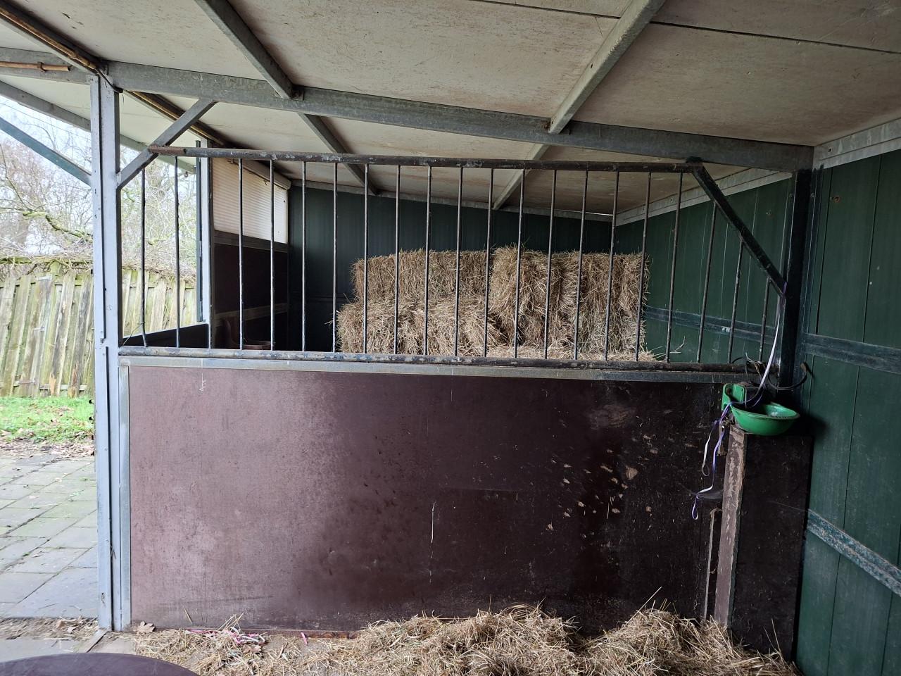 Schuilstal / stallen te koop moet zsm weg.