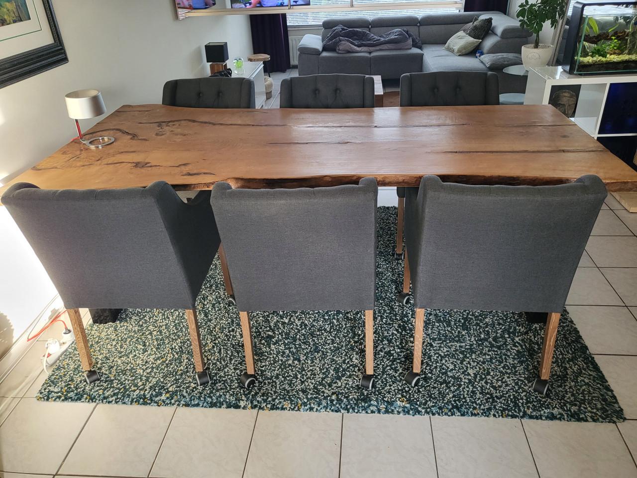 Robuuste unieke tafel met stoelen