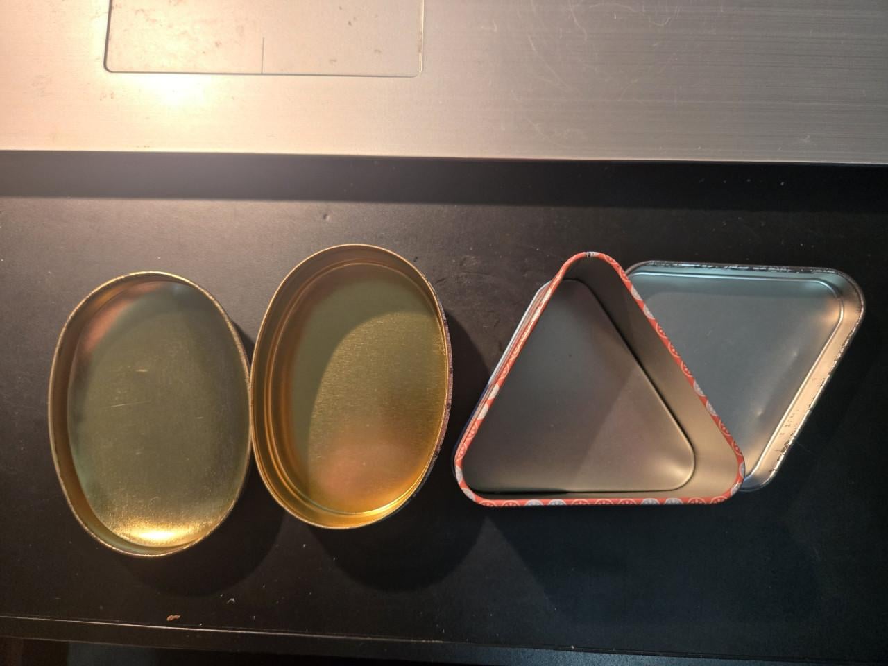 Twee kleurrijke blikken van het merk Oilily