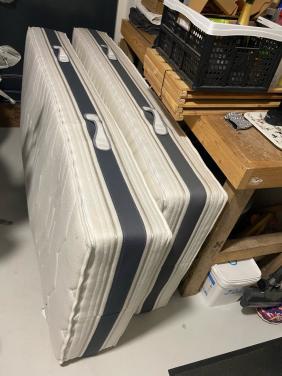 Twee matrassen, z.g.a.n.