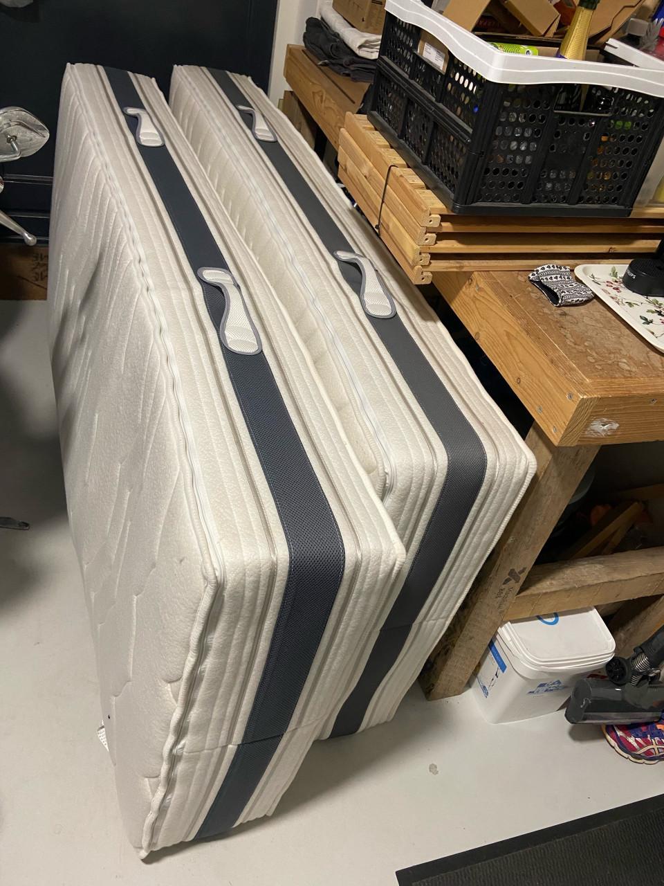 Twee matrassen, z.g.a.n.