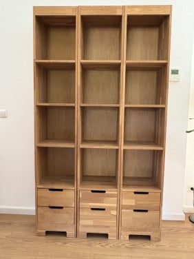 Hoge houten boekenkasten