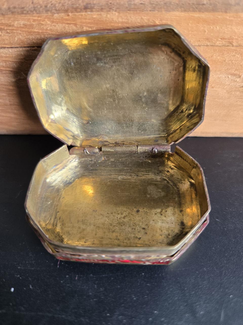 Oude pillendoos van messing of koper met florale decoratie. 4.5x3.4x1.5 cm