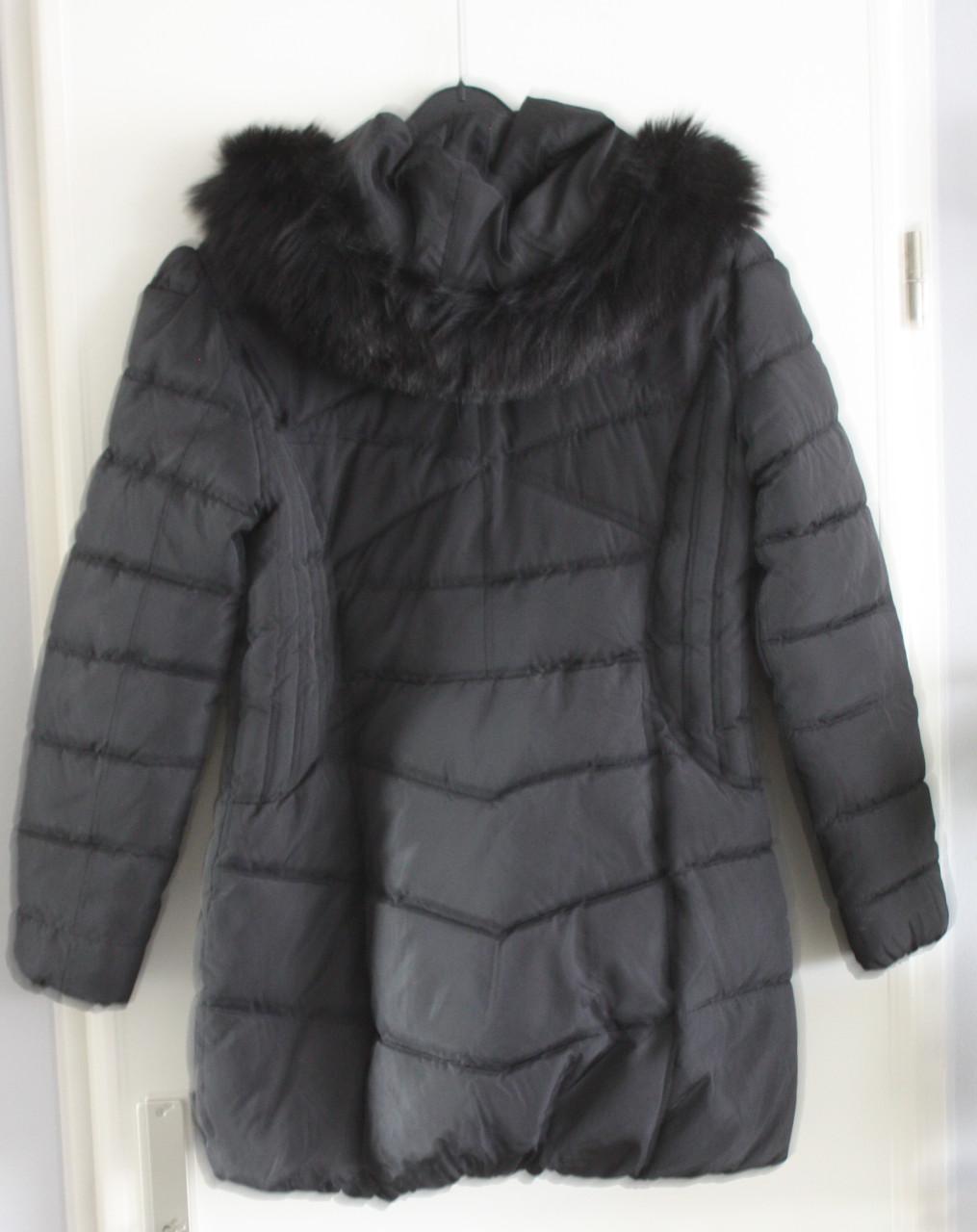 Zwarte jas met capuchon maat 3xl valt kleiner