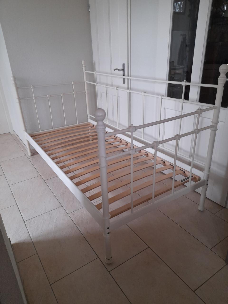 Metalen 1 Persoons bed 90 x 200 ( in goede staat )
