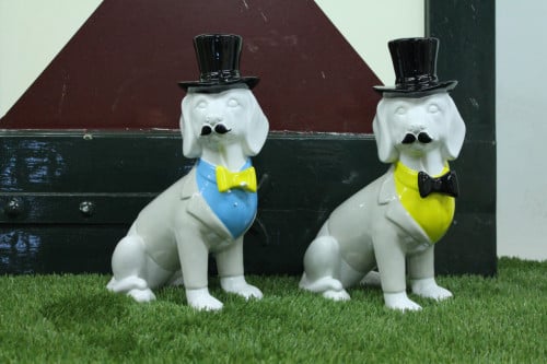 Zittende honden met hoed