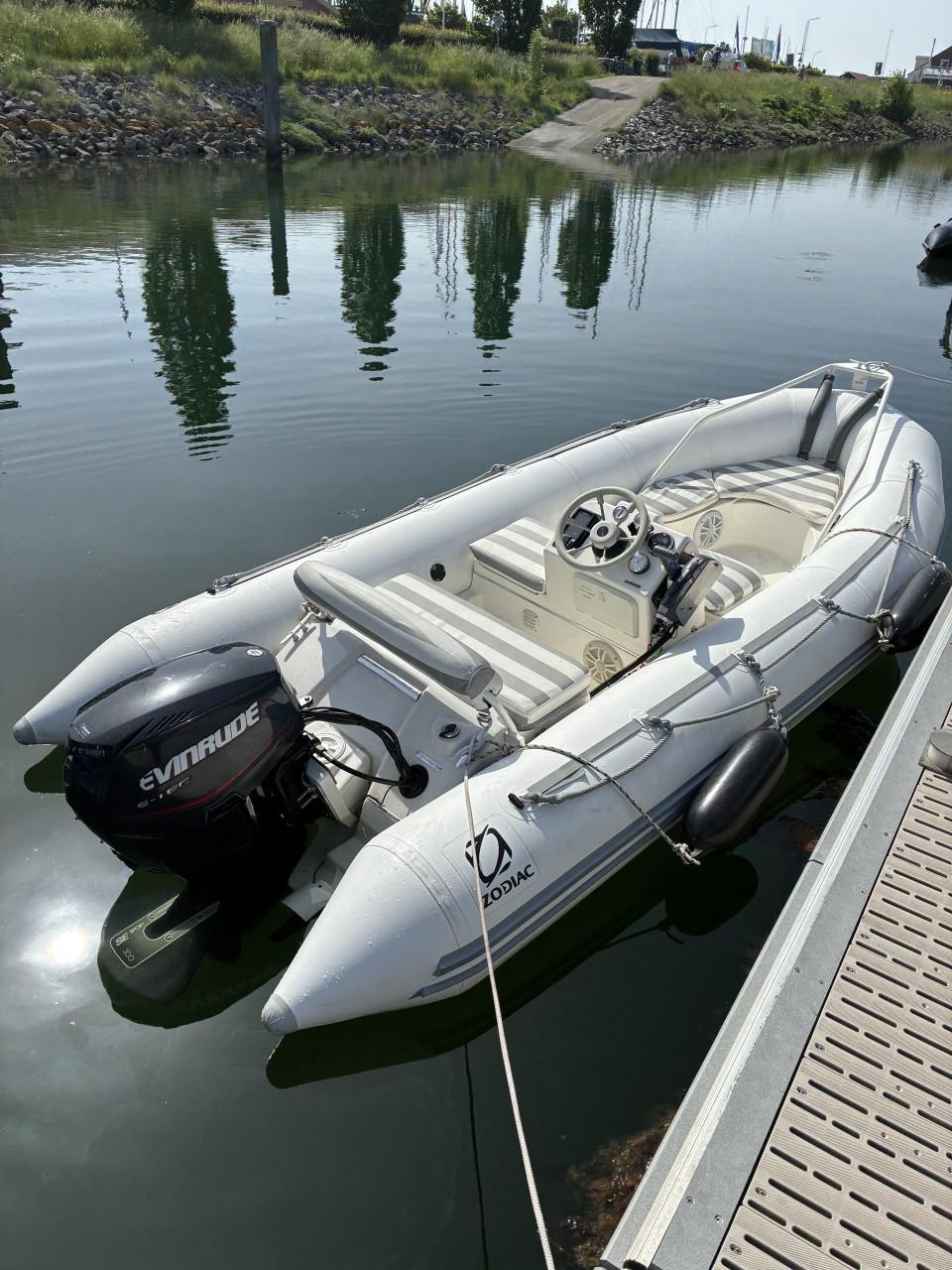 Zodiac yachtline 420 met 40 pk evinrude e-tec en riba trailer