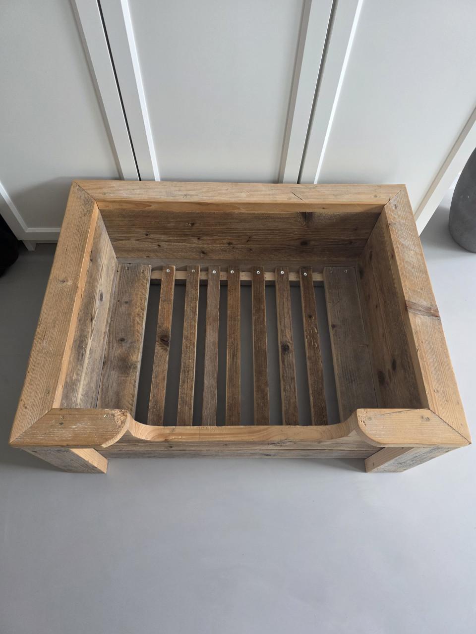 Steigerhouten hondenmand