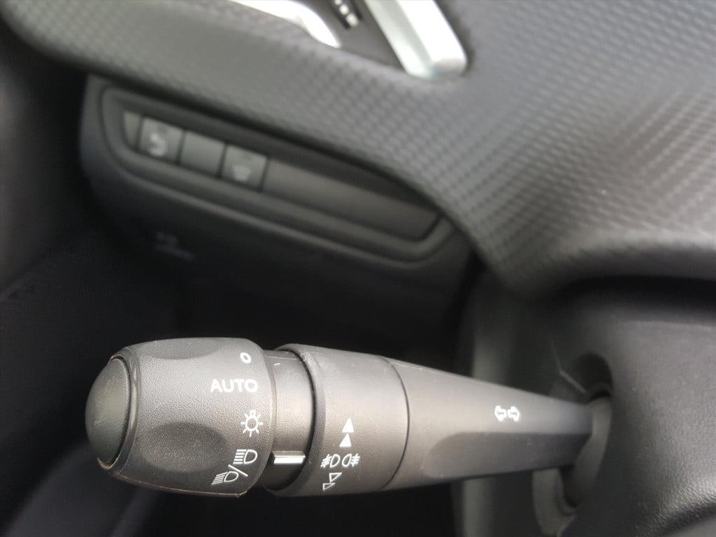 Peugeot 208 1.2 puretech 82pk signature navigatie | cruise control | airco 