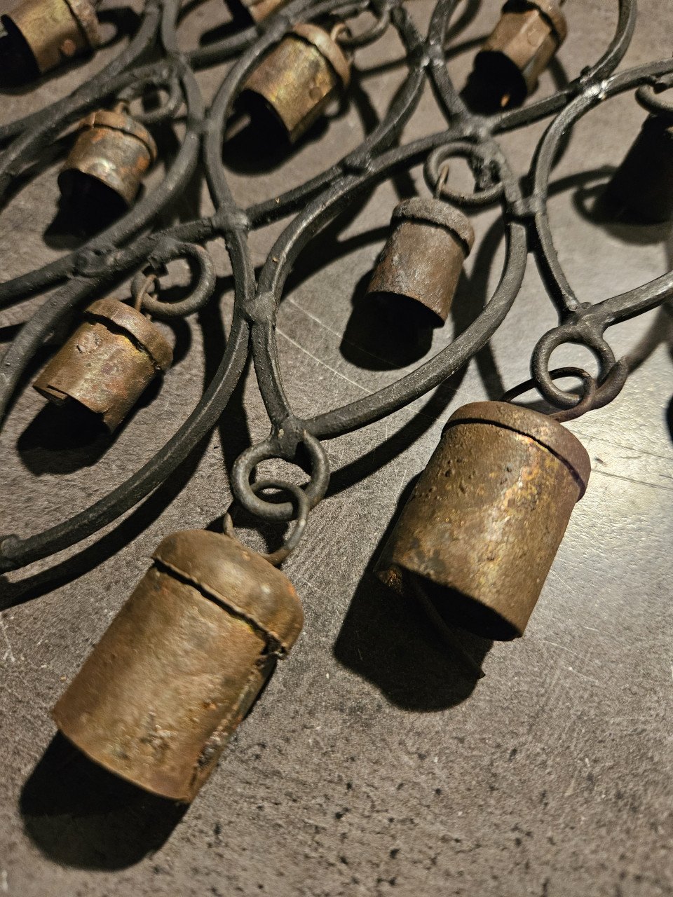Prachtige antieke bellen hanger van messing en metaal...