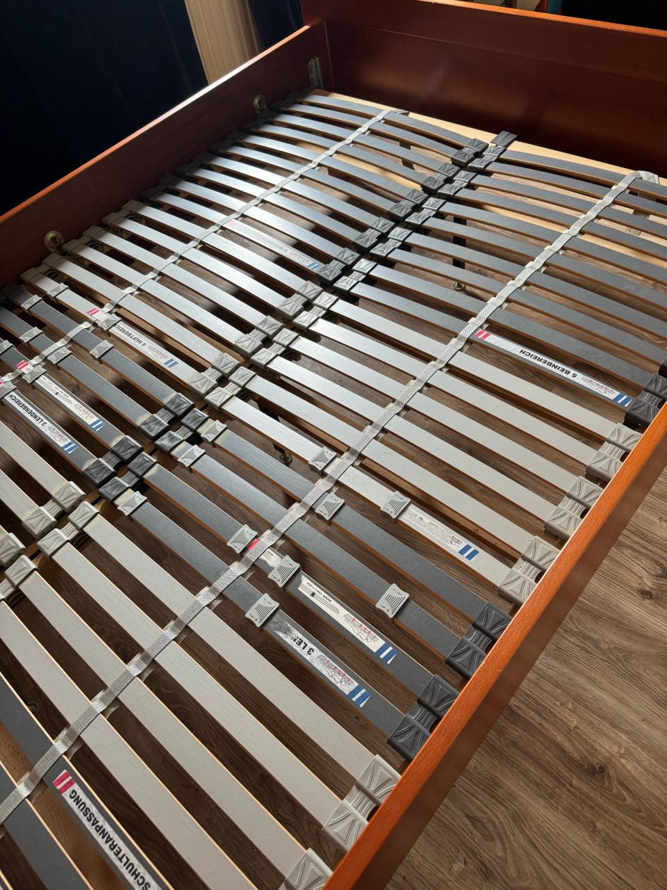 Ledikant 200 x 140 , met 2  vlakke lattenbodems  en 2 nachtkastjes
