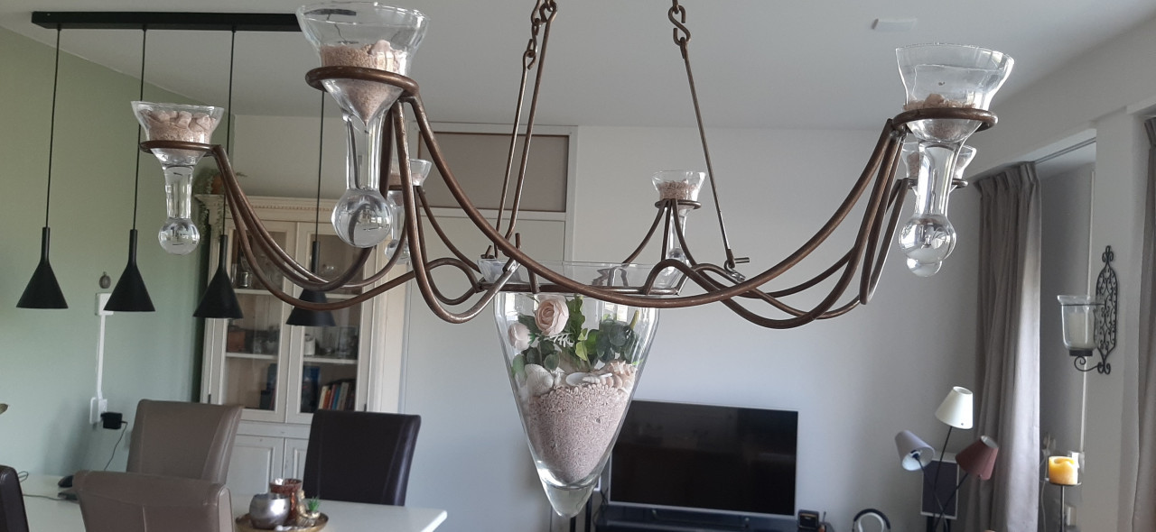 Handgemaakt ornament van glas en smeedwerk