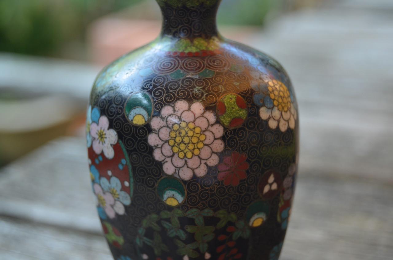 Kleine cloisonné vaas (email op koper), waarsch. uit Japan