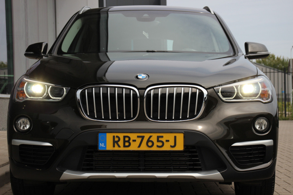 BMW X1 sdrive20i corporate lease executive | led | half leder | pdc |