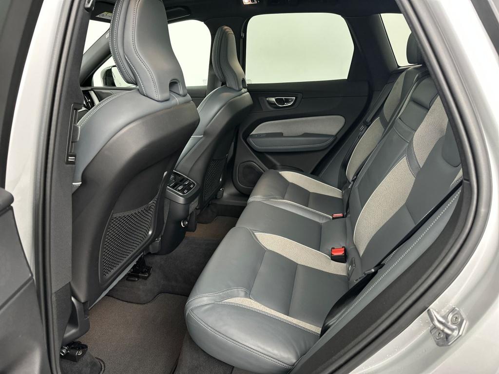 Volvo XC60 b5 264pk r-design| pano| camera| stoelverwarming| trekhaak