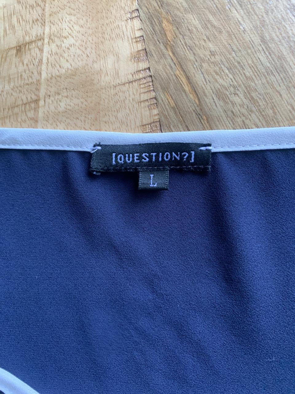 Dames shirt.     Question. Marineblauw met Wit.